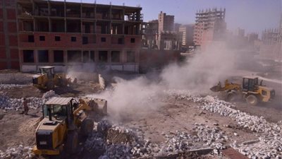 محافظ أسيوط يقود حملة لإزالة 3 منازل و18 حالة تعدّ على أراضٍ زراعية بحي غرب