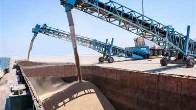 كامل الوزير: نقل 2075 طن قمح من ميناء دمياط إلى صوامع إمبابة عبر نهر النيل