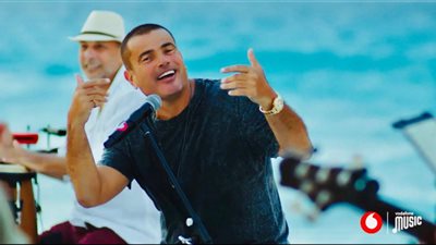 عمرو دياب يطرح كليب “يوم تلات” من حفله الأونلاين (فيديو)