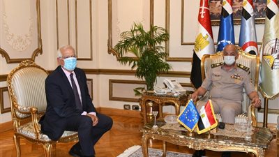 وزير الدفاع يلتقي نائب رئيس المفوضية الأوروبية (صور)