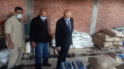 غلق مجزر دواجن وضبط وإعدام 2.5 طن أغذية غير صالحة للاستهلاك الآدمي بالشرقية (صور)