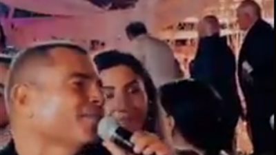 دينا الشربيني تُعانق عمرو دياب في حفل زفاف.. والهضبة: “ورحمة أبويا بحبه” (فيديو)