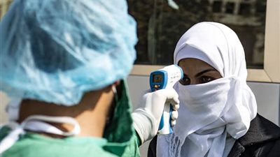 هل يُسبب كورونا الفشل الكلوي أو جلطات الرئة؟.. استشاري أمراض باطنة يجيب (فيديو)