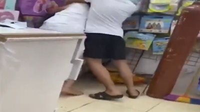 طفلة صغيرة وسوء فهم.. صحيفة كويتية تكشف سبب تعدي مواطنين كويتيين على مصري