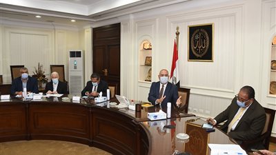 وزير الإسكان يلتقي مسئولي شركات المقاولات المُنفذة لمشروع الحدائق المركزية بالعاصمة الإدارية الجديدة