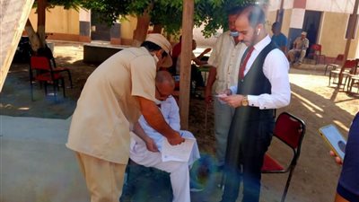 مراعاة لظروفه الصحية.. مسن يدلي بصوته خارج لجنة انتخابات في المنوفية