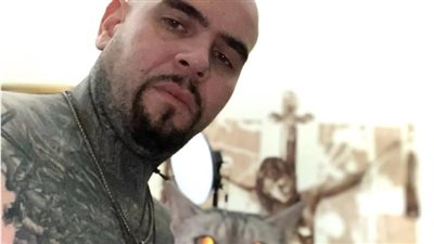 رسام بـ الدم البشري يقع في مصيدة الشرطة الأمريكية.. ما القصة؟ 