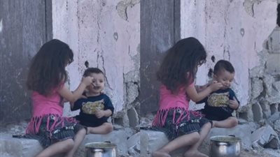 تحملت أعباء الكبار.. طفلة تطعم شقيقها الرضيع بين ركام الحرب في غزة |فيديو 