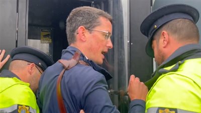 اعتقال معلم إيرلندي بسبب رفضه لطالبة متحولة جنسيًا.. ما القصة؟ 