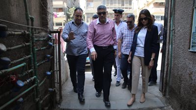 محافظ الجيزة: رصف عدد من الشوارع الداخلية بأحياء العجوزة والعمرانية بـ الأنترولك لتسهيل حركة السير