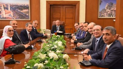 محافظ بورسعيد يبحث آليات تنشيط والنهوض بالحركة التجارية.. وعودة المنطقة الحرة كسابق عهدها