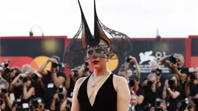 تشبه القطة.. ليدي جاجا بإطلالة غريبة في مهرجان فينيسيا السينمائي