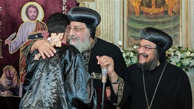 البابا تواضروس يكرم عددًا من طلاب الثانوية العامة والفنية