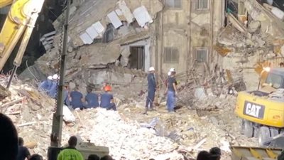 الدفاع المدني تنتشل جثمان طالب بالأكاديمية البحرية من أسفل عقار النزهة المنهار| بث مباشر 