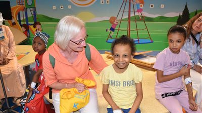 سائحة ألمانية تصنع مشغولات يدوية وتقدمها هدية للأطفال متحدي السرطان بالأقصر