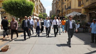  لرفع الإشغالات بالشارع وإلزام المقاهي بالمساحات المخصصة.. جولة مفاجئة لمحافظ القاهرة بـ وسط البلد