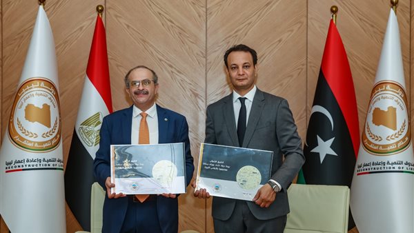 جانب من توقيع العقود