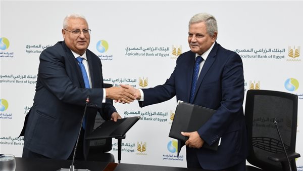 جانب من التوقيع