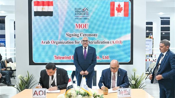 جانب من التوقيع 