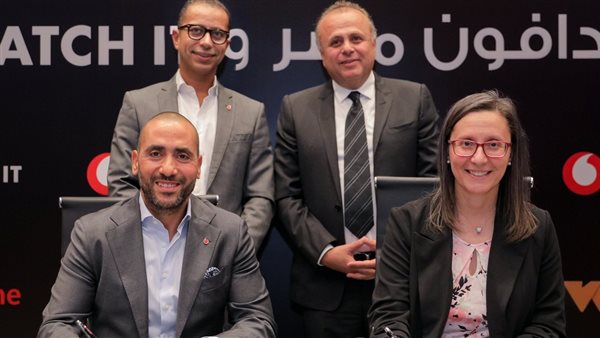 جانب من التوقيع