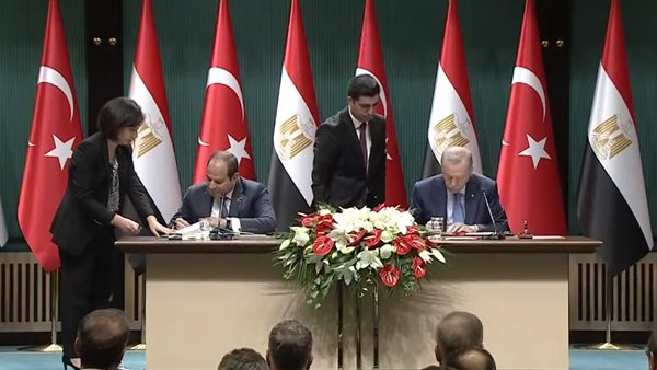 جانب من التوقيع