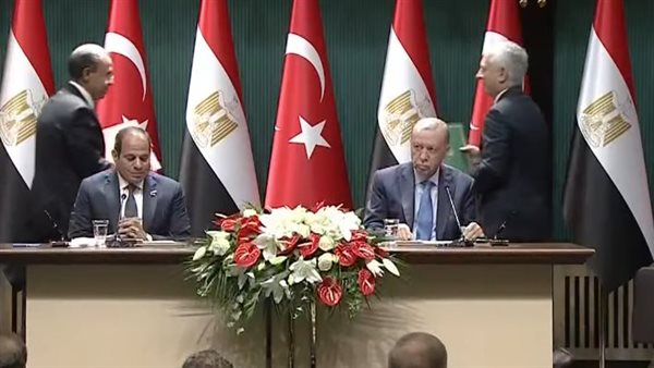 جانب من التوقيع