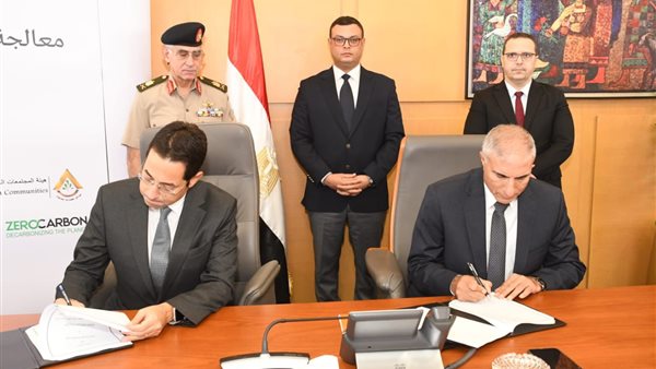 جانب من توقيع العقد