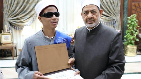 شيخ الأزهر يكرم أوائل