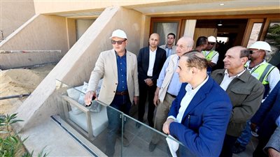 وزير الإسكان يختتم زيارته بتفقد الفندق الجبلي ومركز الزوار بمشروع تطوير موقع التجلي الأعظم