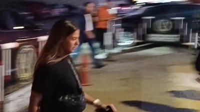 يسرا ودنيا سمير غانم وخالد مرتجي يقدمون العزاء في والد زوجة أمير شاهين