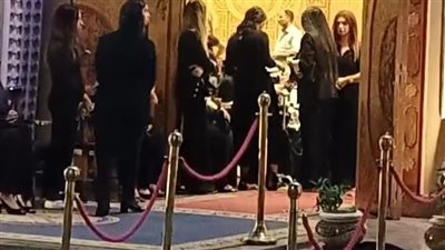 إلهام شاهين تعزي شقيقها في وفاة حماه.. وحضور هاني رمزي وعمرو محمود ياسين