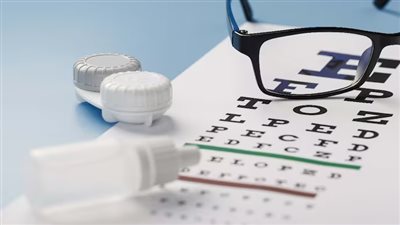 علاج لـ طول النظر الشيخوخي.. قطرة عين تغنيك عن نظارات القراءة