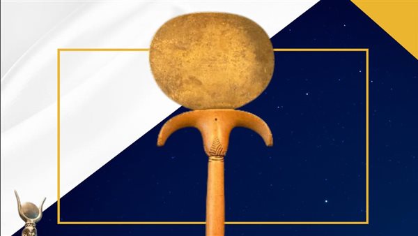 مرآة من البرونز لها