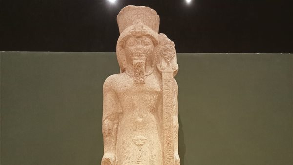 تمثال ضخم من الجرانيت