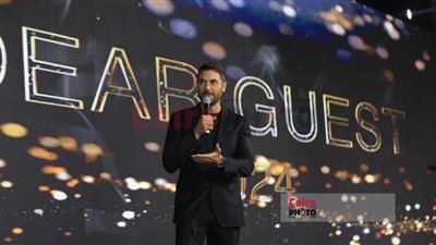 أصحاب الفضل.. أحمد عز يرثي منتجي شركة سينرجي الأربعة في حفل توزيع جوائز دير جيست