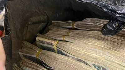 داخل كيس بلاستيك.. شاب يعثر على 100 ألف جنيه ويعيدها لصاحبها بالأقصر 