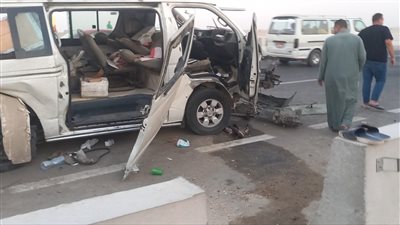 مصرع شخص وإصابة 19 آخرين في انقلاب ميكروباص أعلى الطريق الصحراوي بالصف