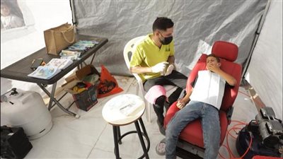 بكرسي سيارة وأنبوبة غاز.. طبيب أسنان يحول خيمته إلى عيادة لعلاج المرضى بغزة 