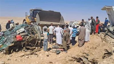 مصرع شخصين وإصابة آخر في تصادم سيارتي نقل ثقيل بأسوان| بث مباشر