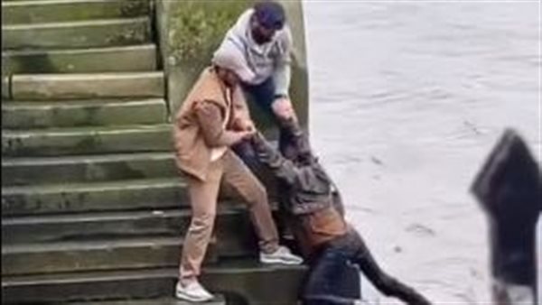 شابان إماراتيان ينقذان