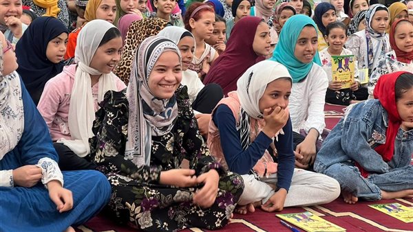 الأطفال أثناء عرض