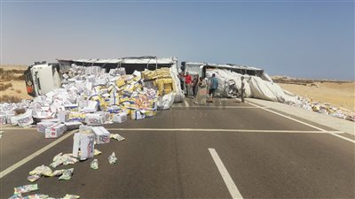 بسبب انقلاب مقطورة.. توقف الحركة المرورية بطريق رأس غارب الزعفرانة بالبحر الأحمر| صور