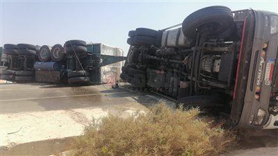 بعد توقف ساعتين.. عودة الحركة المرورية لطبيعتها بطريق الزعفرانة - رأس غارب