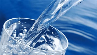 آيات تقرأ على الماء لفك السحر والحسد.. 5 خطوات كررها حتى الشفاء