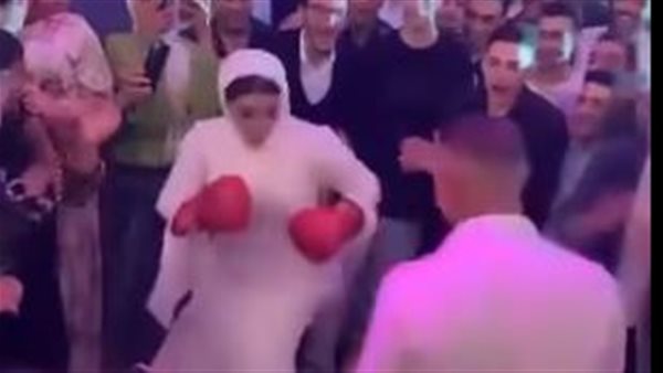 عروسين يثيران الجدل