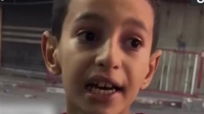 متحديًا جيش الاحتلال.. صغير فلسطيني يجوب شوارع جنين بمكبر صوت ويبث أغاني وطنية