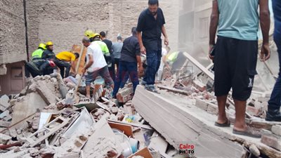 استخراج أول مصاب في عقار الزيتون المنهار ونقله للمستشفى