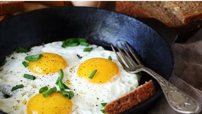 أبرزها الشاي والقهوة.. 5 أطعمة تجنب تناولها مع البيض