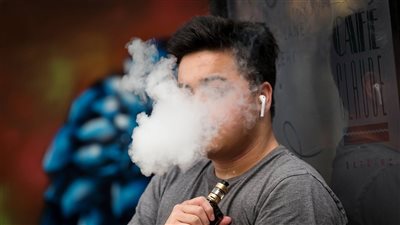 دراسة: التدخين الإلكتروني يجعل الشباب أضعف جسديًا