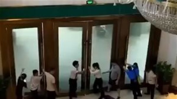 عمال فندق بـ فيتنام يحاولون